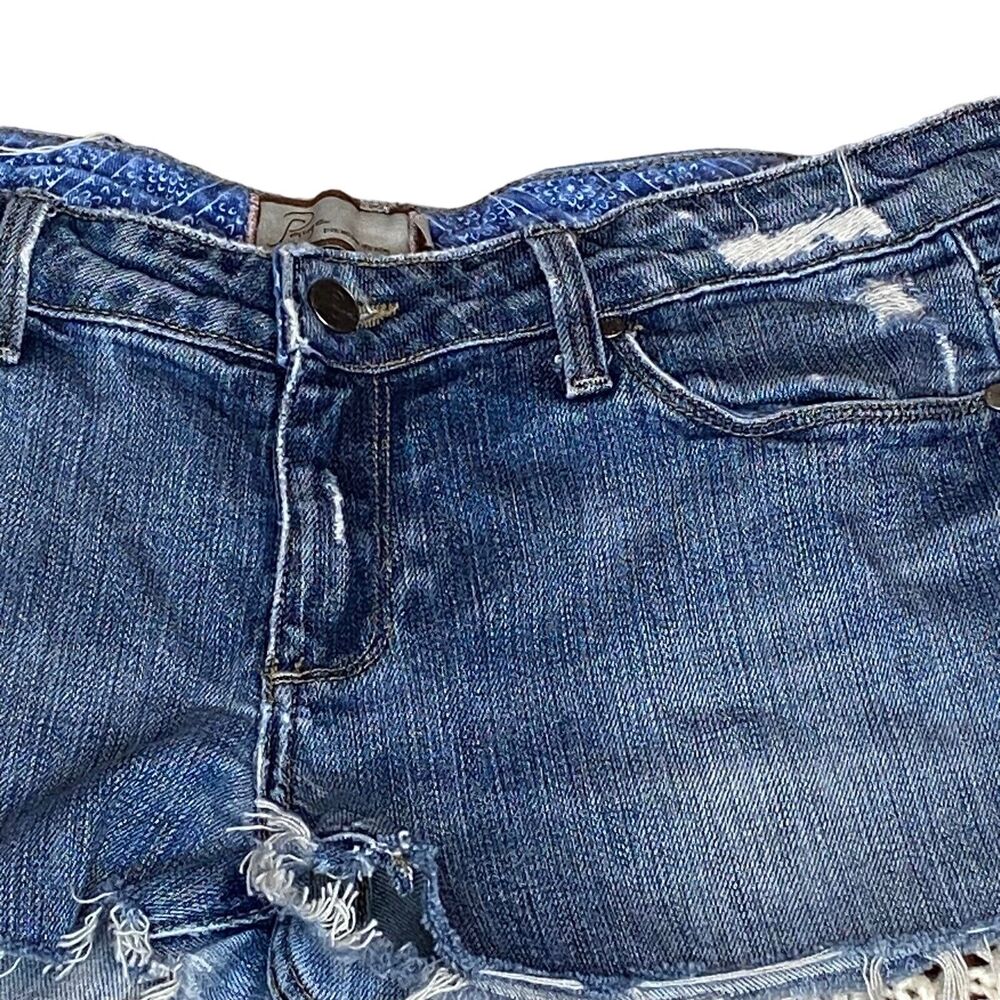 Paige Laurel Canyon Denim Shorts W Size 31 (10-12) Med. Wash Cut Off Distressed - Picture 2 of 4